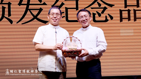 王春新神父(右)致贈禮物給校長禮物.png