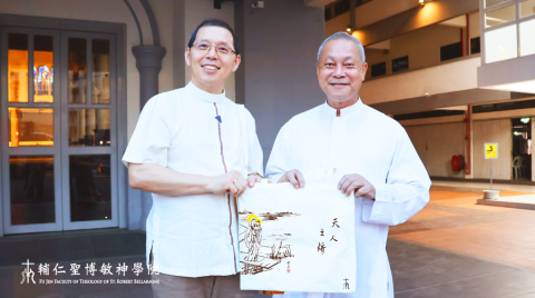 校長致贈聖德肋撒堂本堂神父張德福神父紀念禮物.png