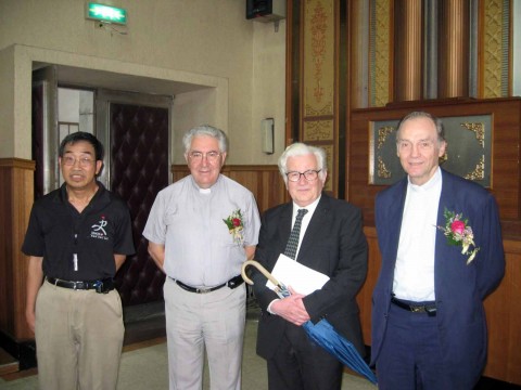 本院教師溫保祿神父（右二）從德國專程趕來祝賀.jpg